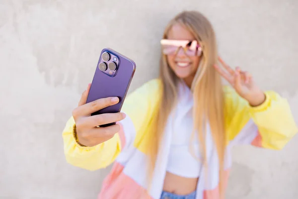 Chica Tomando Selfie Con Teléfono Móvil —  Fotos de Stock