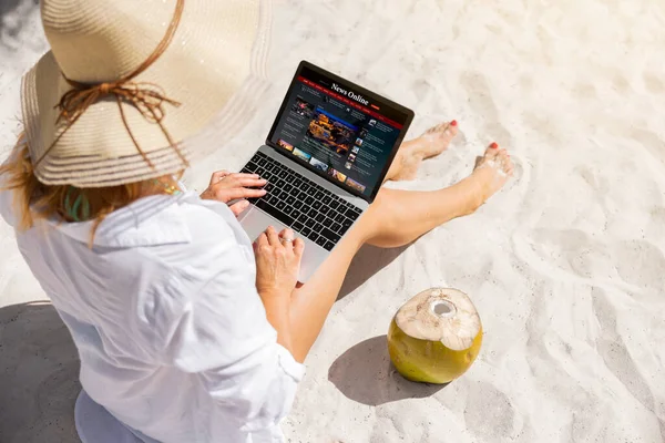 Frau Schaut Sich Nachrichtenwebseite Auf Laptop Während Sie Strand Sitzt — Stockfoto