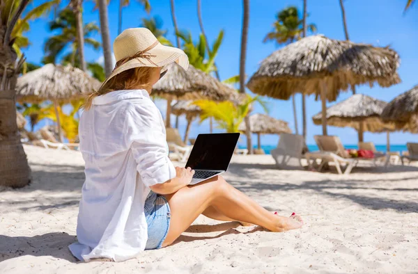 Donna Che Lavora Con Computer Portatile Sulla Spiaggia Tropicale — Foto Stock