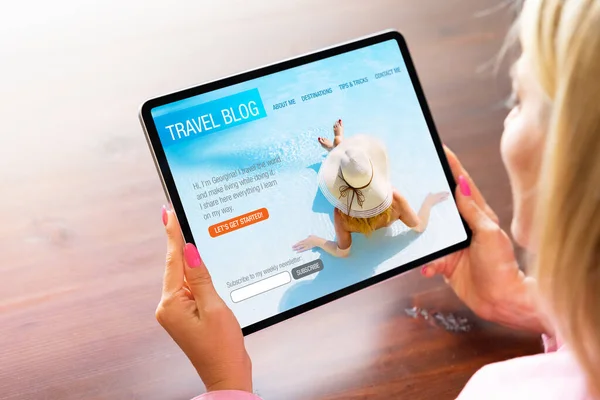 Tablet Bilgisayarda Seyahat Günlüğü Gösteren Kadın — Stok fotoğraf