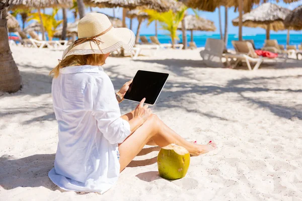 女性のビーチでデジタル タブレットを使用して — ストック写真
