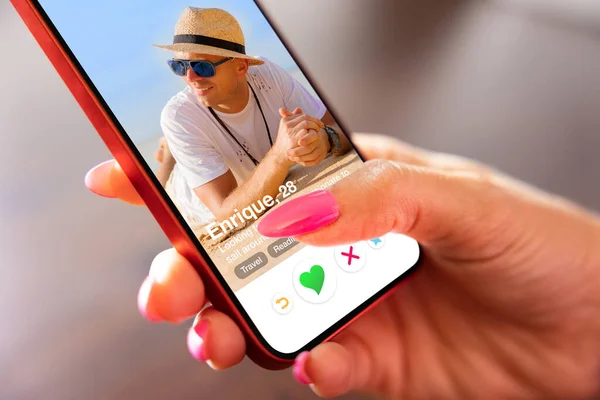 Γυναίκα Που Χρησιμοποιεί Εφαρμογή Online Dating Στο Κινητό Της Τηλέφωνο — Φωτογραφία Αρχείου