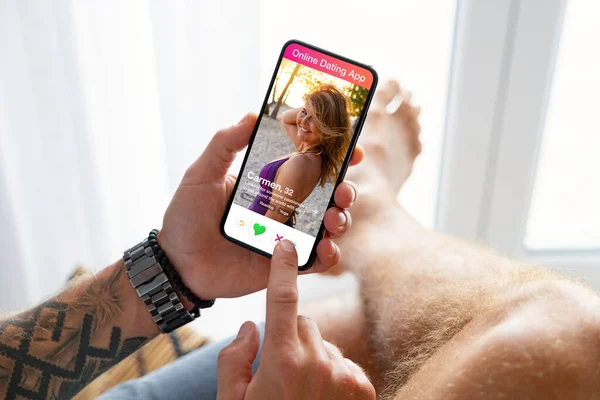 Homem Usando Line Namoro Aplicativo Seu Telefone Móvel — Fotografia de Stock