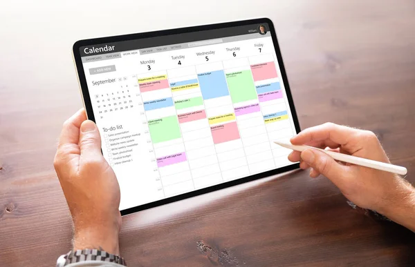 Man Met Behulp Van Kalender App Tablet Computer — Stockfoto