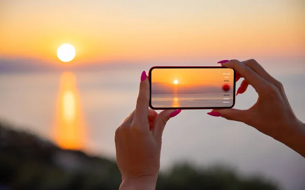 Женщина Держит Руках Мобильный Телефон Фотографирует Восход Солнца — стоковое фото