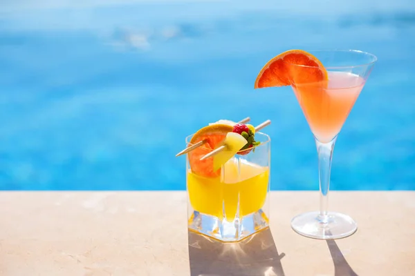 Due Bicchieri Cocktail Con Frutta Fresca Bordo Piscina — Foto Stock