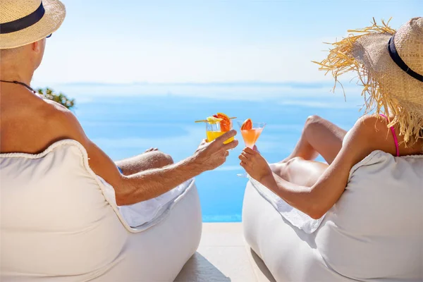 Paren Die Cocktails Vasthouden Terwijl Ontspannen Bij Het Zwembad Vakantie — Stockfoto