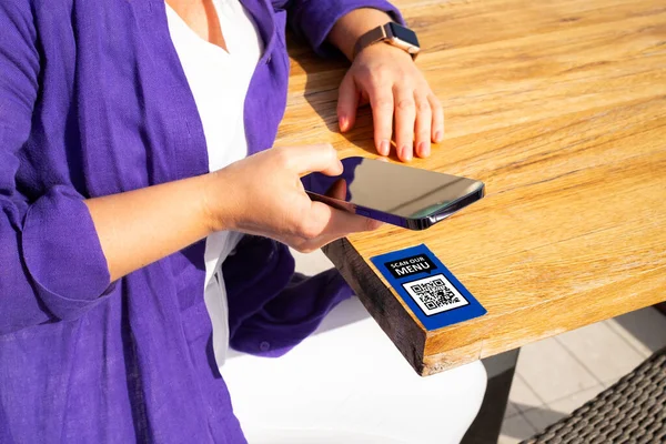 Vrouw Scannen Code Bar Met Mobiele Telefoon Voor Online Menu Stockfoto