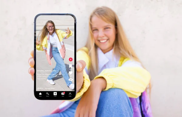 Tonårstjej Som Visar Mobiltelefon Med Exempelvideoinnehåll Delat Sociala Medier Royaltyfria Stockbilder