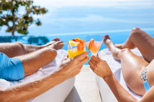 Paren Met Cocktailglazen Ontspannen Bij Het Overloopzwembad Met Prachtig Uitzicht Stockafbeelding