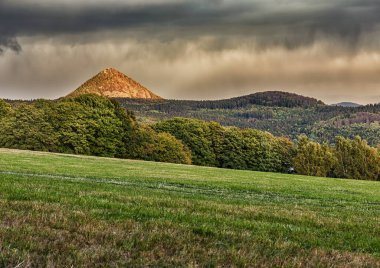 Lusatian Dağları üzerinde güzel bir günbatımı