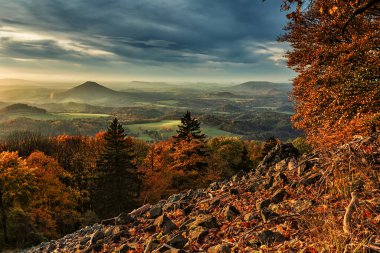 Ağaçlar ve dağlarla dolu sonbahar manzarası