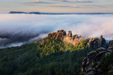 Dağlarda dağları olan güzel bir manzara.