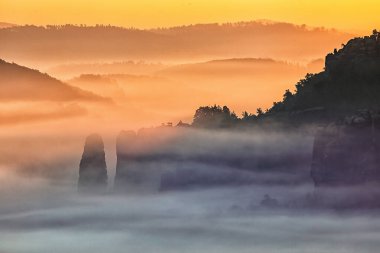 Dağlarda sisli gün doğumu