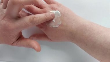 El Bakımı rutini. Soğuk Alerji ya da Sert Koşullar 'ın yol açtığı Kuraklığı, Kırılmayı ve Kırılmayı Alçaltmaya Özel Krem Uygulama