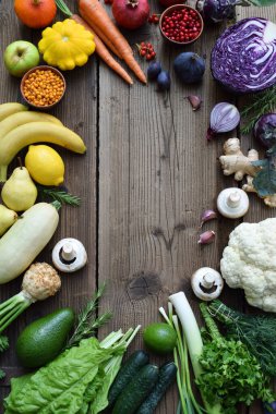 Meyve ve sebze ahşap arka plan üzerinde beyaz, sarı, yeşil, turuncu, kırmızı, mor. Sağlıklı gıda. Çok renkli çiğ gıda. Kopya alanı