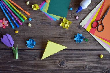 Renkli El Yapımı Origami ve Kumaş Kağıt Malzemeleri Arkaplanda Makas, İşaretleyici ve Dekoratif Yıldızlar dahil