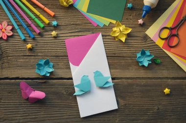 Kağıt Çiçekleri, Kuşlar ve Kelebeklerle El Yapımı Kartlar. Özel durumlar için mükemmel hediyeler. Origami ve Quilling 'in oynadığı Eşsiz bir tebrik kartı oluşturuluyor. Her Olay İçin Güzel Bir Hediye. Sevgililer Günü Hediyesi, Dostluk, Mot için Yürekten Tatil Hediyesi