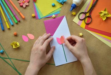 Kağıt Çiçekleri, Kuşlar ve Kelebeklerle El Yapımı Kartlar. Özel durumlar için mükemmel hediyeler. Origami ve Quilling 'in oynadığı Eşsiz bir tebrik kartı oluşturuluyor. Her Olay İçin Güzel Bir Hediye. Sevgililer Günü Hediyesi, Dostluk, Mot için Yürekten Tatil Hediyesi