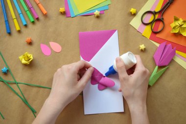 Kağıt Çiçekleri, Kuşlar ve Kelebeklerle El Yapımı Kartlar. Özel durumlar için mükemmel hediyeler. Origami ve Quilling 'in oynadığı Eşsiz bir tebrik kartı oluşturuluyor. Her Olay İçin Güzel Bir Hediye. Sevgililer Günü Hediyesi, Dostluk, Mot için Yürekten Tatil Hediyesi