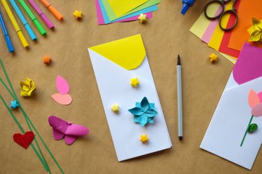 Kağıt Çiçekleri, Kuşlar ve Kelebeklerle El Yapımı Kartlar. Özel durumlar için mükemmel hediyeler. Origami ve Quilling 'in oynadığı Eşsiz bir tebrik kartı oluşturuluyor. Her Olay İçin Güzel Bir Hediye. Sevgililer Günü Hediyesi, Dostluk, Mot için Yürekten Tatil Hediyesi