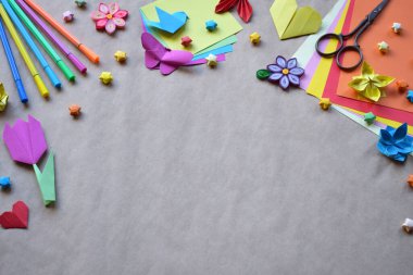 Origami Kuşları, Kalpler, Çiçekler ve Sınır Çerçeve Biçiminde Düzenlenmiş Kırtasiye Araçları ile Yaratıcı DIY Kağıt İşyeri Çalışma Alanı