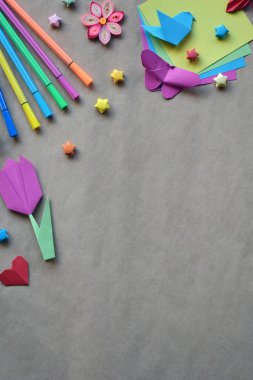 Origami Kuşları, Kalpler, Çiçekler ve Sınır Çerçeve Biçiminde Düzenlenmiş Kırtasiye Araçları ile Yaratıcı DIY Kağıt İşyeri Çalışma Alanı