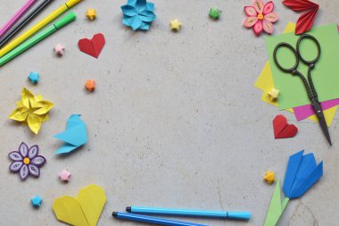 Hobiciler ve Sanatçılar için Güzel Düzenlenmiş Bir Sahnede Dekoratif El Yapımı Kağıt Süslemeler ve Çizim Aletleri