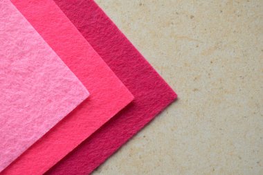 Canlı Yumuşak Tekstil Arkaplanı, El Yapımı Renkli Sanatsal Malzemeler, Çok Renkli DIY Malzemeleri, Geometrik desenli Keçeli Çarşaflar, Çeşitli Dekoratif Katmanlar, Parlak Dikiş Örnekleri Koleksiyonu