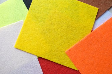 Canlı Yumuşak Tekstil Arkaplanı, El Yapımı Renkli Sanatsal Malzemeler, Çok Renkli DIY Malzemeleri, Geometrik desenli Keçeli Çarşaflar, Çeşitli Dekoratif Katmanlar, Parlak Dikiş Örnekleri Koleksiyonu