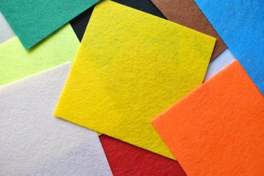 Canlı Yumuşak Tekstil Arkaplanı, El Yapımı Renkli Sanatsal Malzemeler, Çok Renkli DIY Malzemeleri, Geometrik desenli Keçeli Çarşaflar, Çeşitli Dekoratif Katmanlar, Parlak Dikiş Örnekleri Koleksiyonu