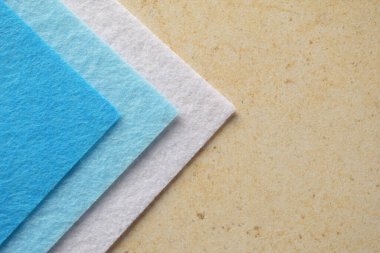 Canlı Yumuşak Tekstil Arkaplanı, El Yapımı Renkli Sanatsal Malzemeler, Çok Renkli DIY Malzemeleri, Geometrik desenli Keçeli Çarşaflar, Çeşitli Dekoratif Katmanlar, Parlak Dikiş Örnekleri Koleksiyonu