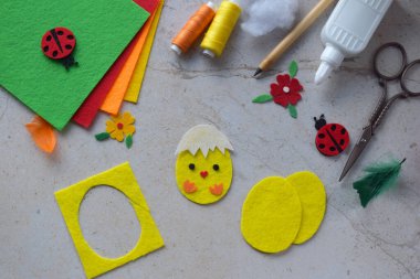 El yapımı Paskalya Pilici. Renkli Malzemeler, Dikiş Malzemeleri, Makas ve Yaratıcı Eğlence, Çocuklar ve Hobi Tutkuları İçin Şölen Dekorasyonları Projesi