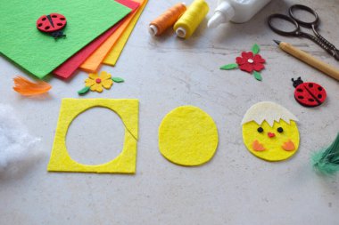 El yapımı Paskalya Pilici. Renkli Malzemeler, Dikiş Malzemeleri, Makas ve Yaratıcı Eğlence, Çocuklar ve Hobi Tutkuları İçin Şölen Dekorasyonları Projesi