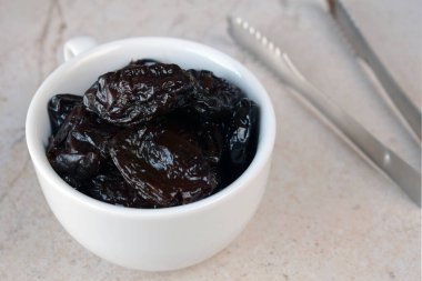 Tarafsız Arkaplan 'da Çatallı Kurutulmuş Kuru Kuru Kuru Kuru Kuru Üzümler. Vegan diyeti için sağlıklı organik atıştırmalık, lif ve besin açısından zengin, yemek tarifleri, tatlılar ve ağırlık yönetimi için ideal