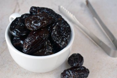 Tarafsız Arkaplan 'da Çatallı Kurutulmuş Kuru Kuru Kuru Kuru Kuru Üzümler. Vegan diyeti için sağlıklı organik atıştırmalık, lif ve besin açısından zengin, yemek tarifleri, tatlılar ve ağırlık yönetimi için ideal