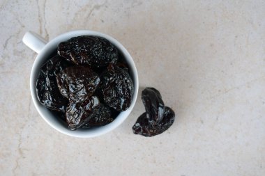 Tarafsız Arkaplan 'da Çatallı Kurutulmuş Kuru Kuru Kuru Kuru Kuru Üzümler. Vegan diyeti için sağlıklı organik atıştırmalık, lif ve besin açısından zengin, yemek tarifleri, tatlılar ve ağırlık yönetimi için ideal