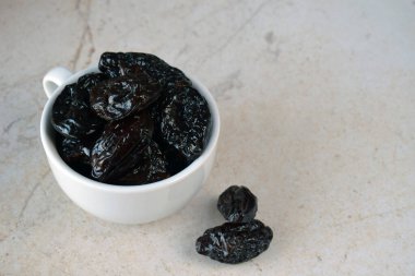 Tarafsız Arkaplan 'da Çatallı Kurutulmuş Kuru Kuru Kuru Kuru Kuru Üzümler. Vegan diyeti için sağlıklı organik atıştırmalık, lif ve besin açısından zengin, yemek tarifleri, tatlılar ve ağırlık yönetimi için ideal