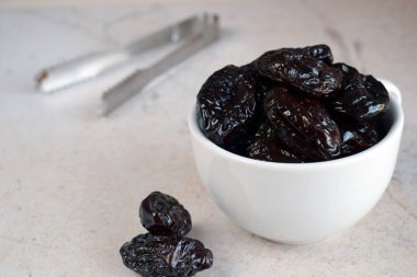 Tarafsız Arkaplan 'da Çatallı Kurutulmuş Kuru Kuru Kuru Kuru Kuru Üzümler. Vegan diyeti için sağlıklı organik atıştırmalık, lif ve besin açısından zengin, yemek tarifleri, tatlılar ve ağırlık yönetimi için ideal