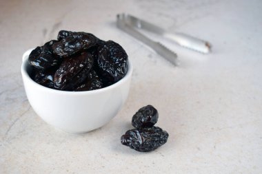 Tarafsız Arkaplan 'da Çatallı Kurutulmuş Kuru Kuru Kuru Kuru Kuru Üzümler. Vegan diyeti için sağlıklı organik atıştırmalık, lif ve besin açısından zengin, yemek tarifleri, tatlılar ve ağırlık yönetimi için ideal