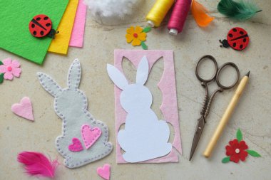 DIY Keçeli Tavşan Dikiş Malı Pembe Kalpler ve Kağıt Kesici. Hobiciler ve Mevsimlik Projeler İçin Parlak Kumaş, Araçlar ve Aksesuarlar ile Yaratıcı El Yapımı Paskalya Dekorasyonu