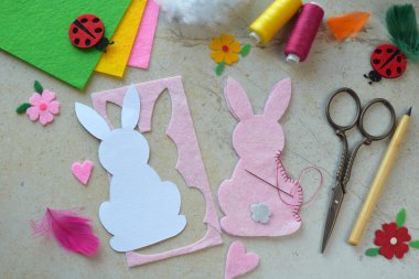 Şirin Keçeli Tavşan Tekniği Projesi devam ediyor. Paskalya Dili Dekorasyonu ve El Yapımı Hobileri için Renkli Dikiş İplikleri, Kağıt Şablonu, Makas, Çiçekler ve Uğur Böcekleri