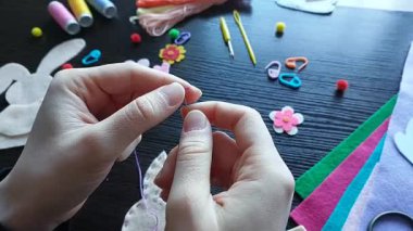 Dikiş iğnesi ipliği, keçeleşmiş tavşan süsü, Paskalya Dili el yapımı el yapımı süsleme, detaylı yakın çekim, nakış hazırlama, gerekli dikiş tekniği, şenlikli yaratıcı p