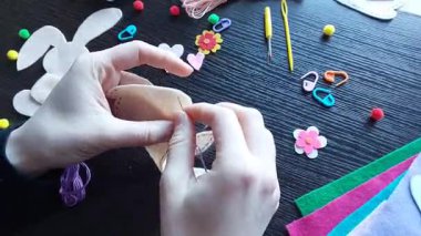 Dikiş, tavşancık süsü, Paskalya Dönemi dekorasyonu, ayrıntılı dikiş işi, yaratıcı şenlik projesi, bahar tatili zanaat fikirleri, renkli çalışma alanı, el yapımı aksesuarlar,