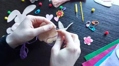 Dikiş, tavşancık süsü, Paskalya Dönemi dekorasyonu, ayrıntılı dikiş işi, yaratıcı şenlik projesi, bahar tatili zanaat fikirleri, renkli çalışma alanı, el yapımı aksesuarlar,