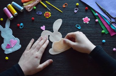 Tutma, tavşan süsü, Paskalya Dönemi dekorasyonu, el yapımı el işi projesi, festival hazırlığı, yaratıcı süreç, renkli malzemeler, iplikler, makas, bahar tatili aksesuarları