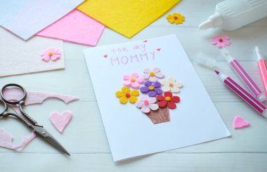 El yapımı anneler günü tebrik kartı oluşturma. Keçeli Çiçekler, Renkli Kağıt ve Beyaz Tahta Arkaplanda Makas Projesi. Annem için Yaratıcı Tatil Hediyesi Fikri, El işi Malzemeleri ile Kartvizit Yapımı Süreci