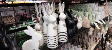 Bratislava, Slovakya 8 Mart 2025: Seramik ve Tahta Paskalya tavşanları mağazada, şenlikli ev dekorasyonu, dekoratif tavşanlar, bahar tatili alışverişi, zarif heykelcikler, şık masa dekorasyonları, pastel süsler, mevsimlik perakendeciler