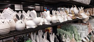 Bratislava, Slovakya 8 Mart 2025: Seramik ve Tahta Paskalya tavşanları mağazada, şenlikli ev dekorasyonu, dekoratif tavşanlar, bahar tatili alışverişi, zarif heykelcikler, şık masa dekorasyonları, pastel süsler, mevsimlik perakendeciler