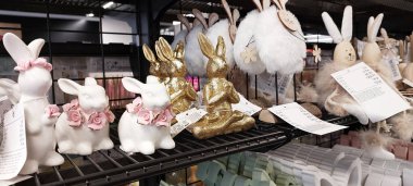 Bratislava, Slovakya 8 Mart 2025: Seramik ve Tahta Paskalya tavşanları mağazada, şenlikli ev dekorasyonu, dekoratif tavşanlar, bahar tatili alışverişi, zarif heykelcikler, şık masa dekorasyonları, pastel süsler, mevsimlik perakendeciler
